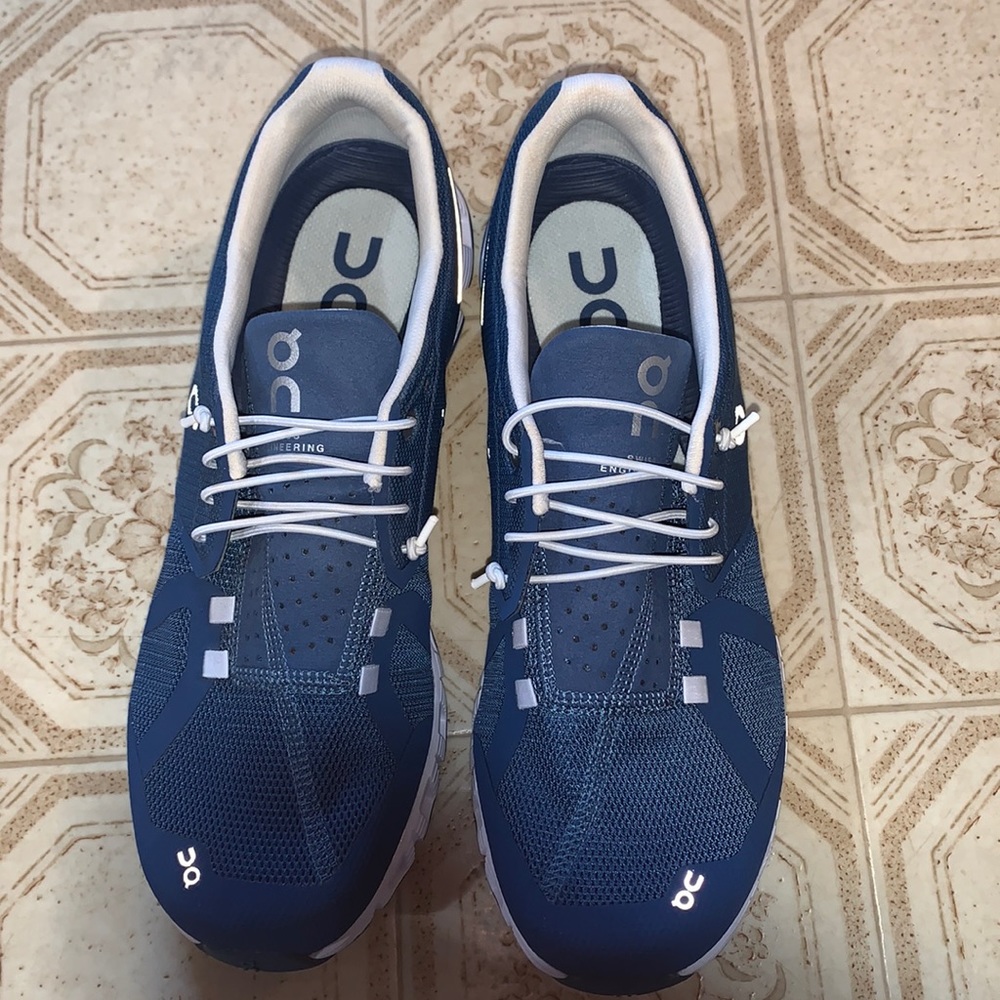 Women’s size 10 ON cloud running shoes